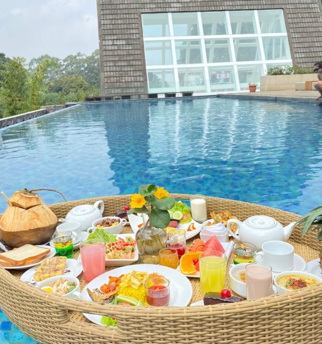 Floating Breakfast at Pool_